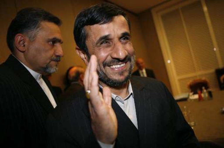Ahmadinejad duidelijk goedgeluimd bij zijn aankomst in Zwitserland. Beeld UNKNOWN