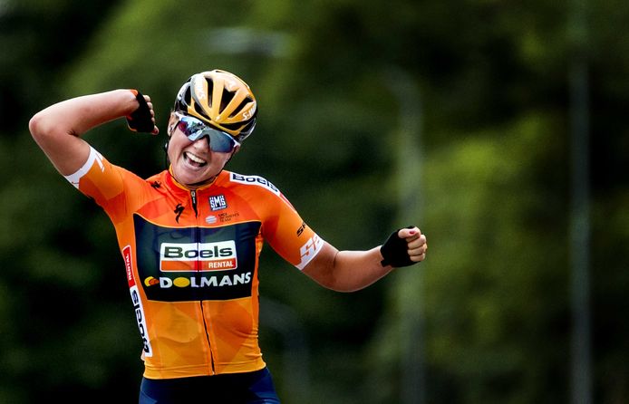 Chantal Blaak wint de wegwedstrijd van vrouwen van het NK wegwielrennen.