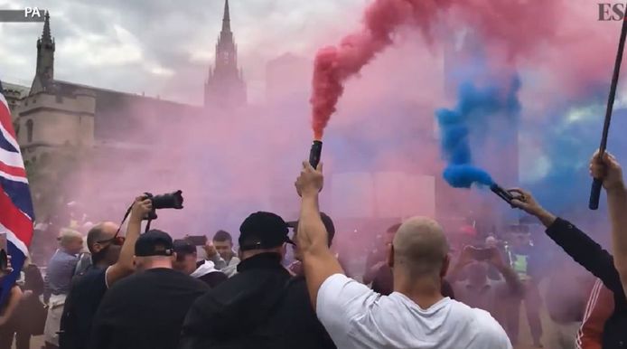 Brexit-voorstanders met fakkels in de kleuren van de Britse vlag.