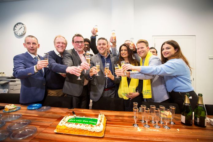 De gemeenteraadsfractie van Hart voor Den Haag komt na de verkiezingsoverwinning  van 2018 voor het eerst bijeen.