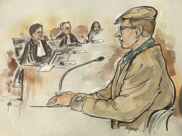 De verdachte uit Deventer (rechts) legt aan officier van justitie en rechter (midden) uit waarom hij teksten schreef als ‘Samen politici lynchen?’
