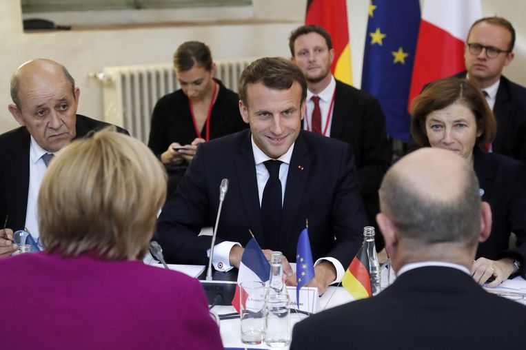De Franse president Emmanuel Macron gisteren aan tafel met Europese ministers. Beeld AFP