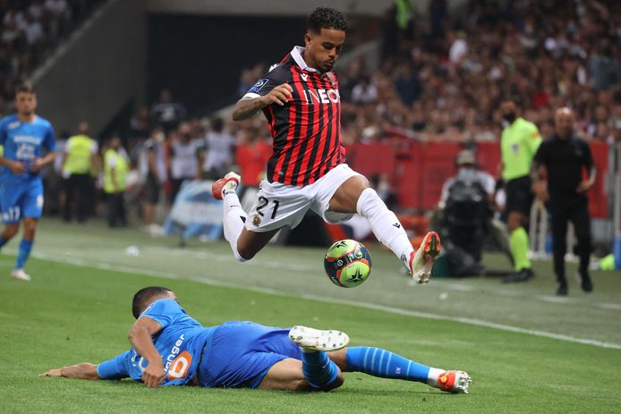 Justin Kluivert gaat langs Marseille-verdediger William Saliba.