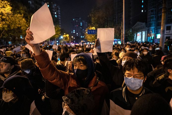 Chinezen in Peking houden bij een demonstratie witte vellen papier omhoog tegen de censuur en demonstreren ook tegen de zeer strenge coronamaatregelen in het land.