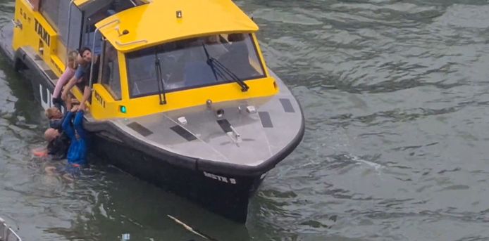 Le persone a bordo del taxi acqueo sono state portate fuori dall'acqua.