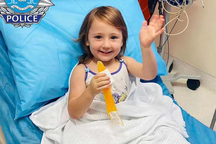 Cette photo prise et reçue le 3 novembre 2021 par la police d'Australie occidentale montre Cleo Smith, quatre ans, en train de se rétablir dans un hôpital de Perth après avoir été enlevée de la tente de sa famille en Australie occidentale aux premières heures du 16 octobre, ce qui a déclenché de vastes recherches aériennes, maritimes et terrestres avant que Cleo ne soit retrouvée "vivante et en bonne santé".
