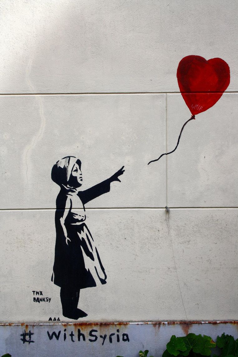 Tijdens de restauratiewerkzaamheden aan het universiteitsgebouw werd het kunstwerk van Banksy bij de Oudemanhuispoort vorig jaar per ongeluk overgeschilderd Beeld Tom Blom