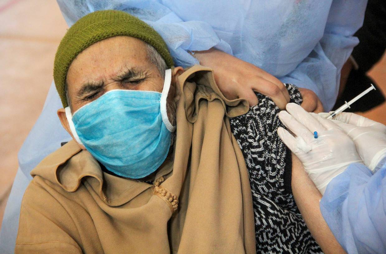Ouderen boven 65 jaar, zorgverleners, oudere leraren en medewerkers van de veiligheidsdiensten kwamen in Marokko het eerste aan de beurt voor een vaccin.  Beeld REUTERS