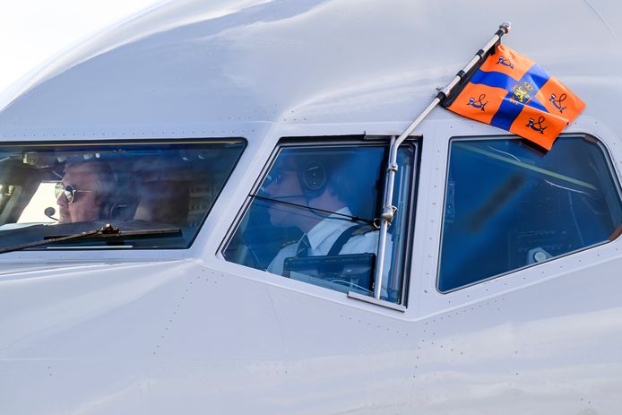 Koning Willem-Alexander in de cockpit van het regeringstoestel PH-GOV met daarin ook koningin Maxima en prinses Amalia tijdens de aankomst op het vliegveld van Bonaire.