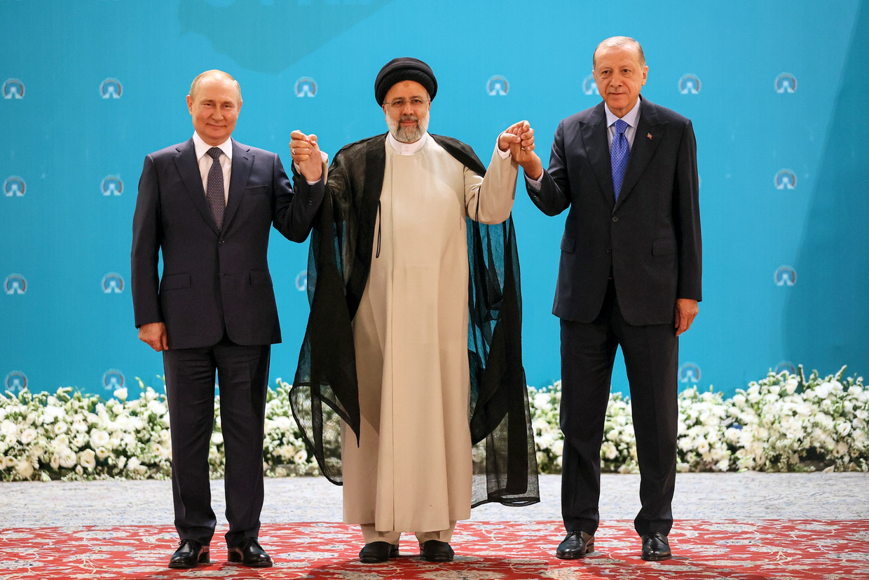 Vladimir Poetin laat graag zien dat hij internationaal gezien niet alleen staat. Dinsdag was de Russische president (links) in Teheran op bezoek bij zijn Iraanse ambtgenoot Ebrahim Raisi (midden), samen met de Turkse leider Recep Tayyip Erdogan.  Beeld AP