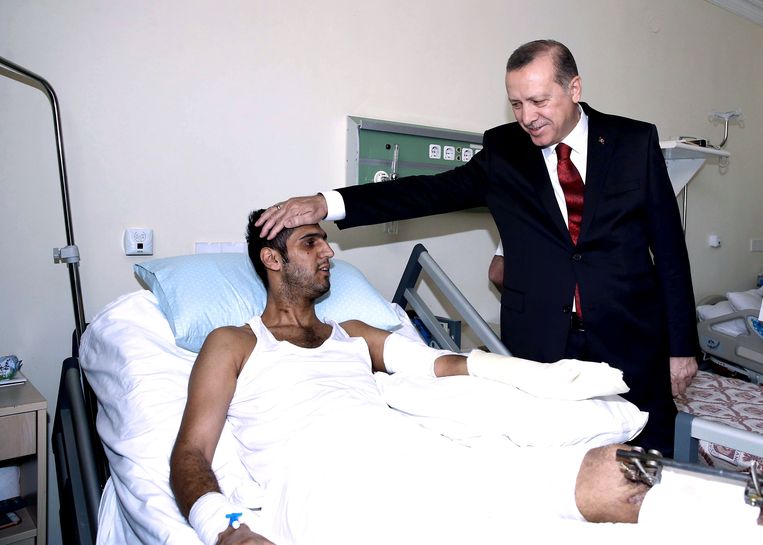Erdogan bezoekt een slachtoffer van de aanslag in Ankara. Beeld AFP