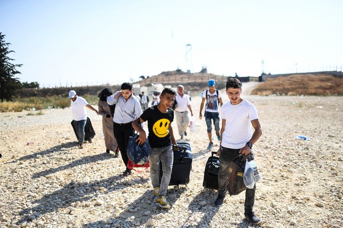 Syrische vluchtelingen komen aan in het Turkse dorp Öncüpınar, dichtbij de grens met Syrië.