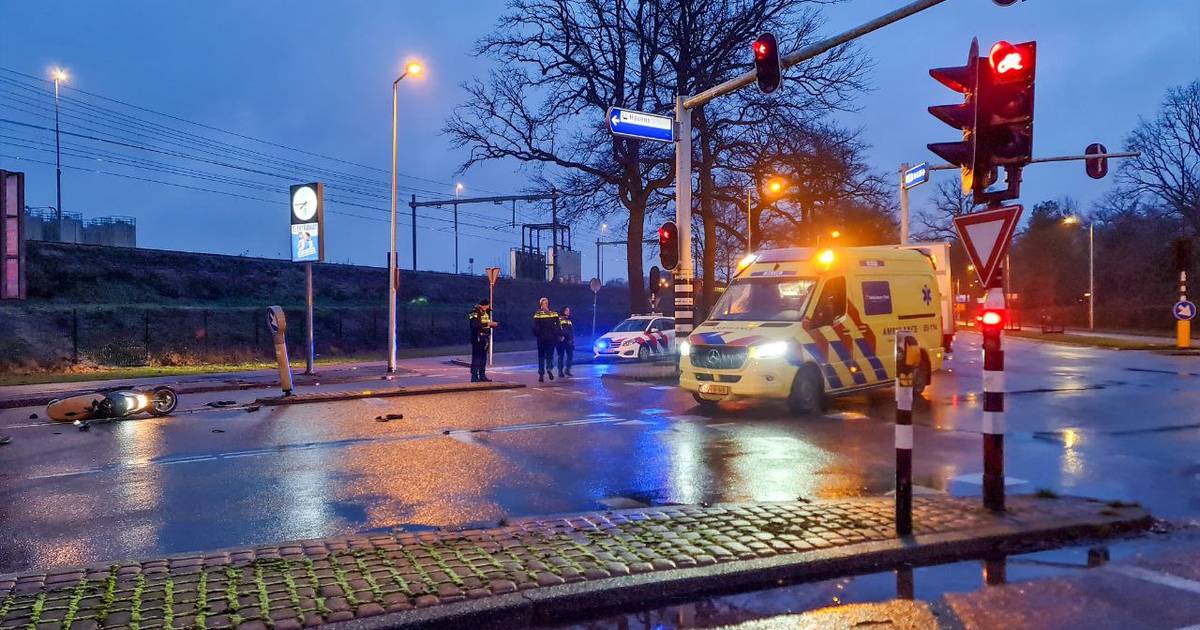 Scooterrijder gewond bij ongeluk in Enschede.