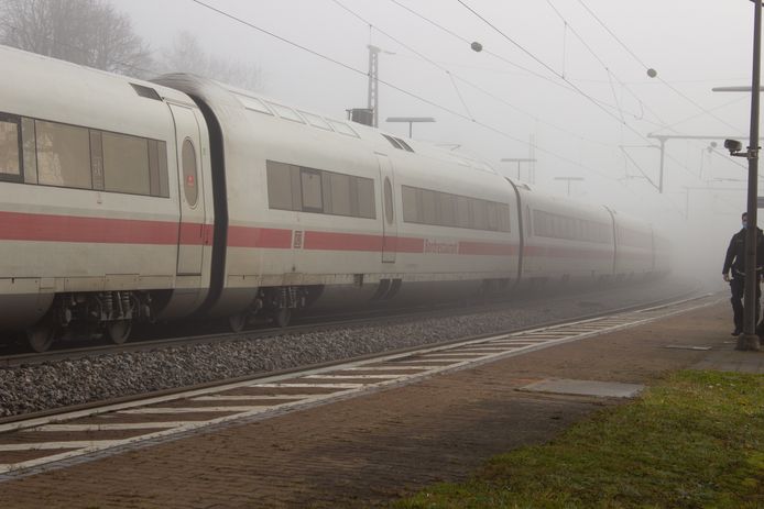 Op een trein tussen Regensburg en Nürnberg zijn drie mensen gewond geraakt bij een mesaanval. De politie kon een man arresteren.