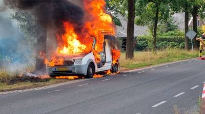 Bestelbus volledig uitgebrand in Varsselder