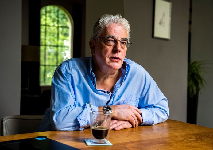 Jan Bakker in zijn tot woonhuis verbouwde kerk: ,,Ik neem niet zomaar iets aan omdat een ander dat zegt.’’