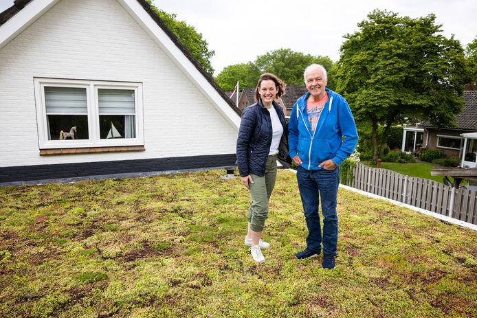 Marieke Kramer en Adri Pouw, de dorpsaanjagers van het project Lemele Groen.