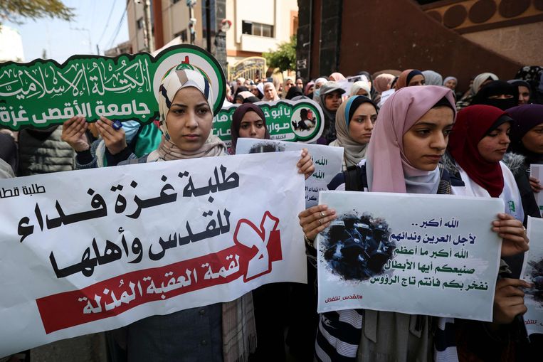 Palestijnse studenten protesteren tegen de bijeenkomst.  Beeld AFP