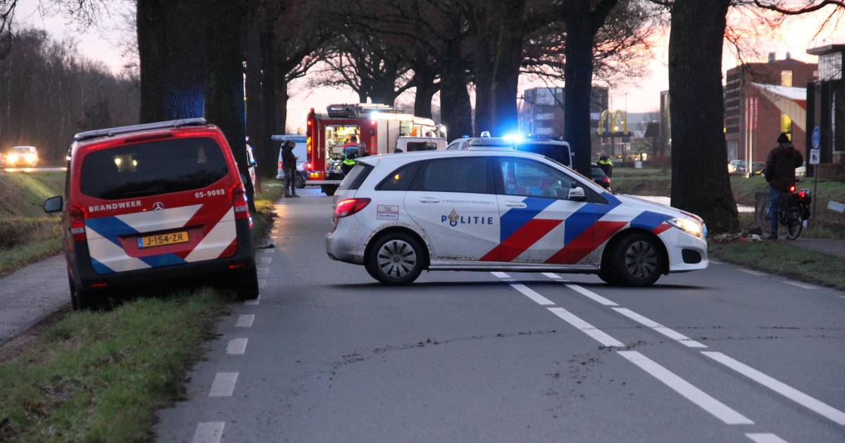 Ongevallen in Nijverdal: fietser aangereden en auto knalt op boom.