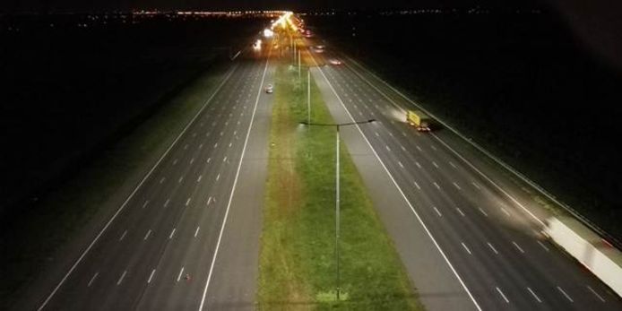 Gele natriumlamp langs rijksweg ingeruild ledlicht | | AD.nl