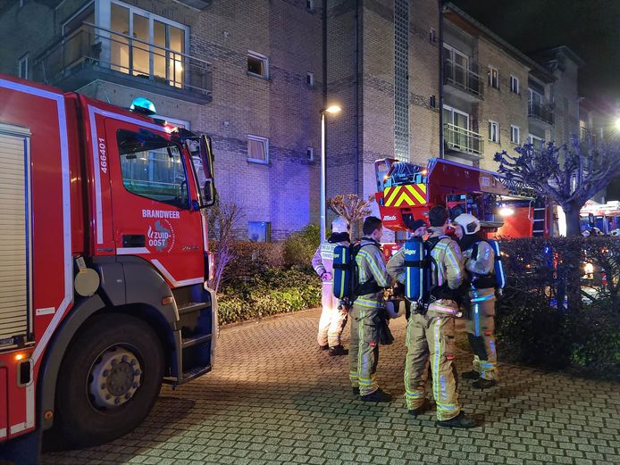 Het appartement liep zware schade op door de brand.