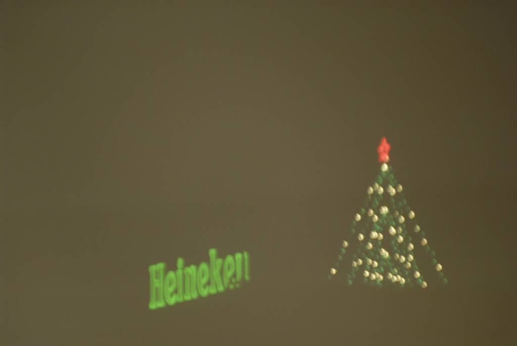 Kerstboom op Heinekendak Foto AD.nl