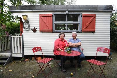 Diny is haar man Piet dagelijks uren kwijt aan de tuin: ‘Als hij honger heeft of zin in koffie, dan 