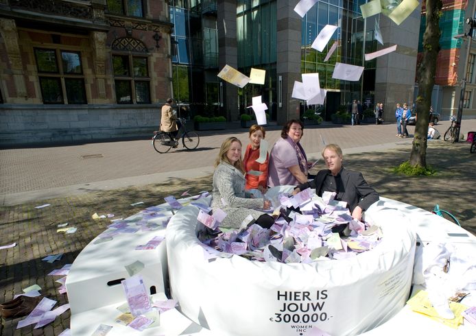 Protest op het Haagse Plein tegen de loonkloof in 2014, waar ook Agnes Jongerius (tweede van rechts) aan mee deed.
