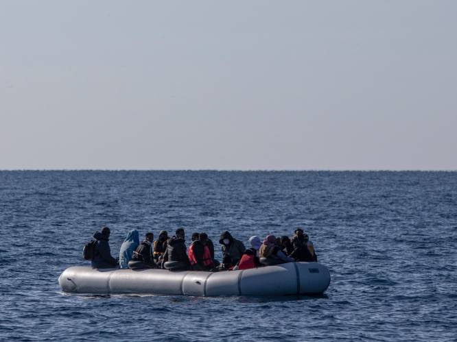 Twee migranten verdronken voor Turkse kust, meer dan 80 anderen gered