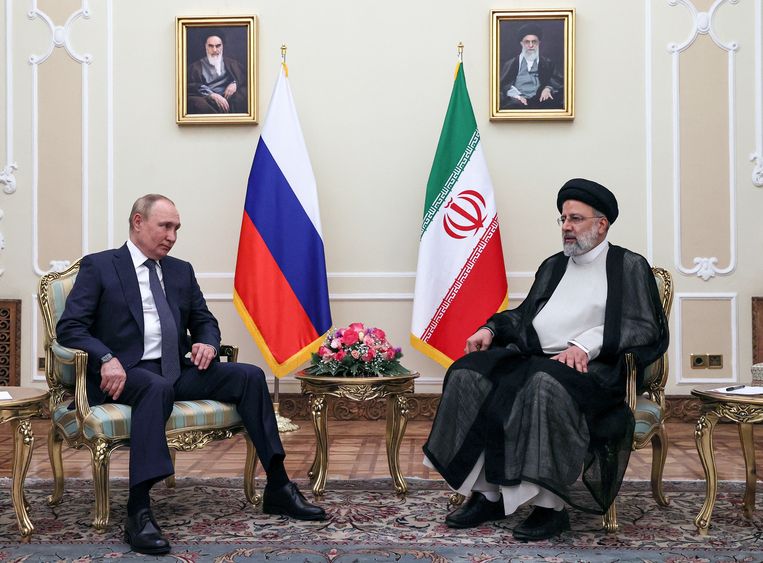 De Russische president Vladimir Poetin en de Iraanse president Ebrahim Raisi poseren voor een foto voorafgaand aan hun overleg in Teheran op dinsdag. Beeld AP