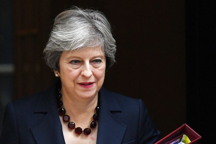 Premier May wil een strenger toezicht op ongewenste seksuele intimiteiten in het parlement.
