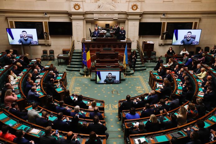 De Oekraïense president Volodymyr Zelensky spreekt de Kamer toe.