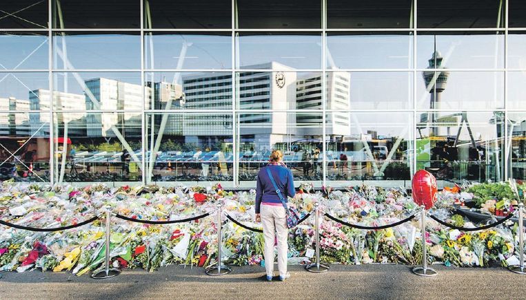 Bloemenzee op Schiphol voor de slachtoffers van vlucht MH17. Beeld anp