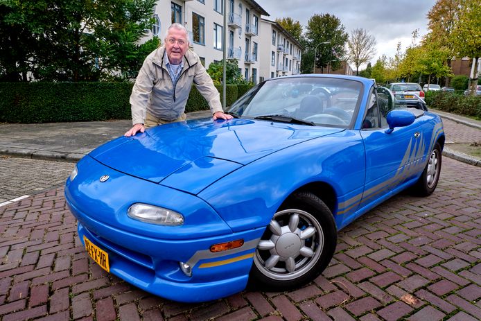Piet Polderman met zijn gepimpte Mazda.