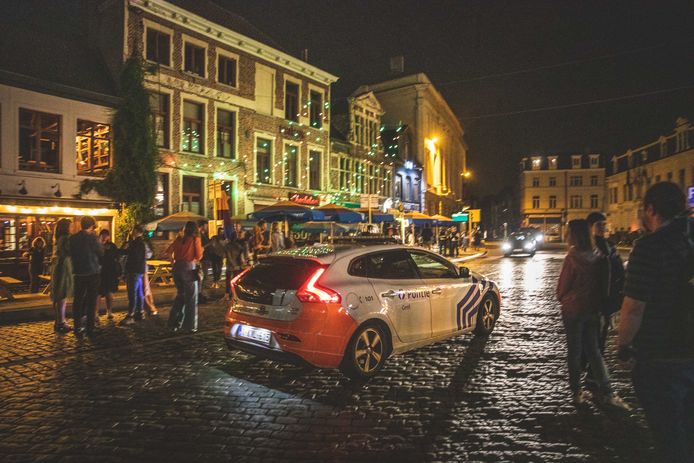 Een dronken man die bijna anderhalf jaar geleden een man, die rustig een frietje zat te eten op het Walter De Buckplein, in elkaar sloeg, is maandag veroordeeld tot een werkstraf van 100 uur.