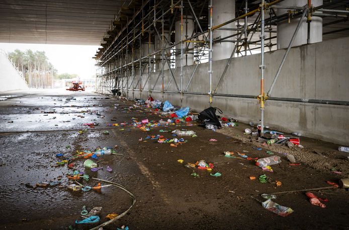 Achtergelaten afval onder een viaduct in aanbouw langs een spoorlijn in Hilversum, waar een groot illegaal feest door de politie is beëindigd.