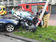 Ravage na mislukte inhaalmanoeuvre: automobilist botst frontaal op lantaarnpaal