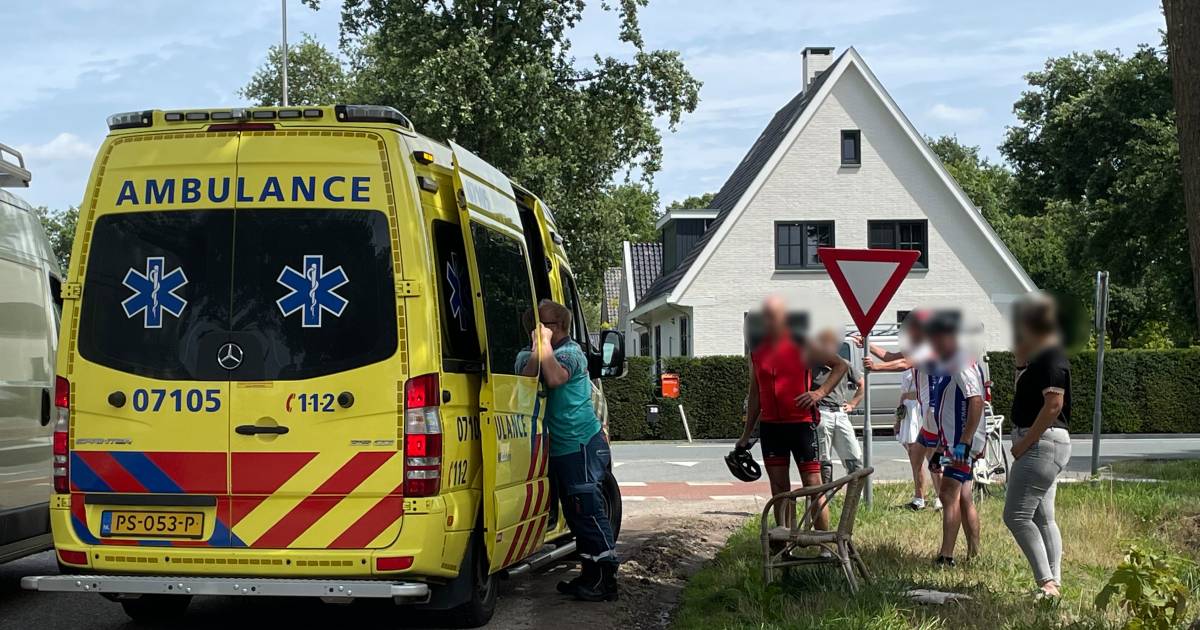 Wielrenner gewond aan hoofd na botsing met meisje.