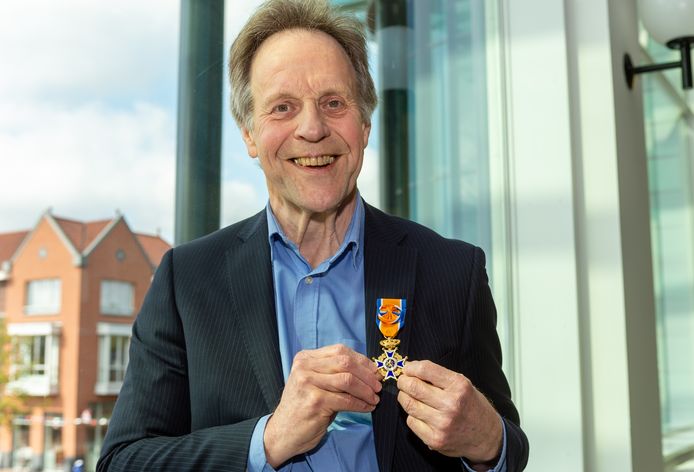 Hans Lomans met zijn koninklijke onderscheiding.