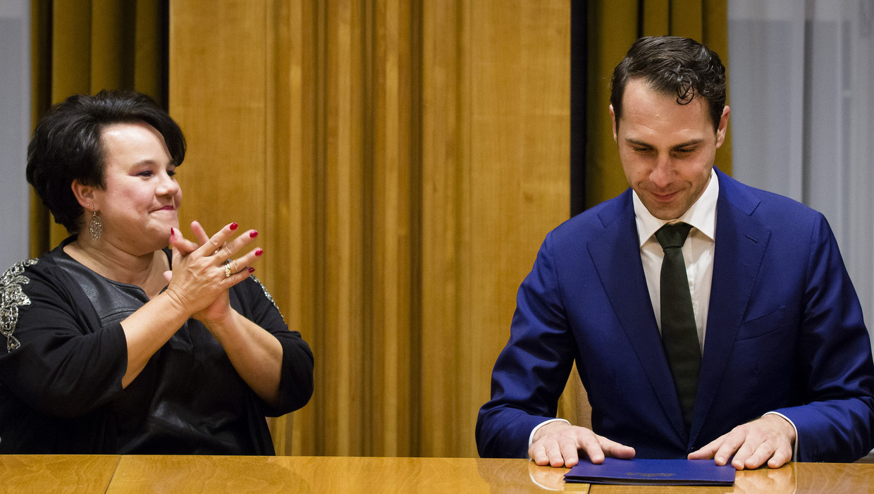 De staatssecretarissen Martijn van Dam van Economische Zaken en Sharon Dijksma van Infrastructuur en Milieu tijdens de installatie van Van Dam. Beeld anp