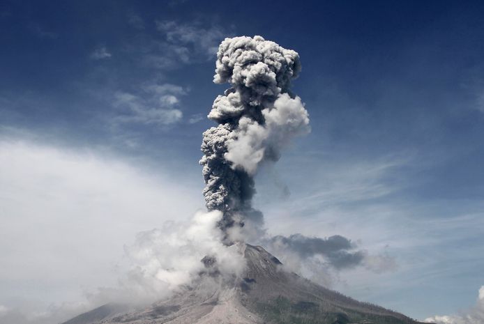 De vulkaan Sinabung op Sumatra.