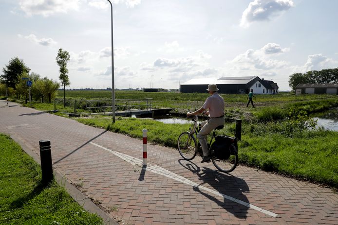 De nieuwe woonwijk zou op de plek van dit akkerbouwbedrijf moeten komen, in de hoek van de Zilverschoon (links) en de Jan van Eycklaan (voorgrond) en naburige schilderstraten.