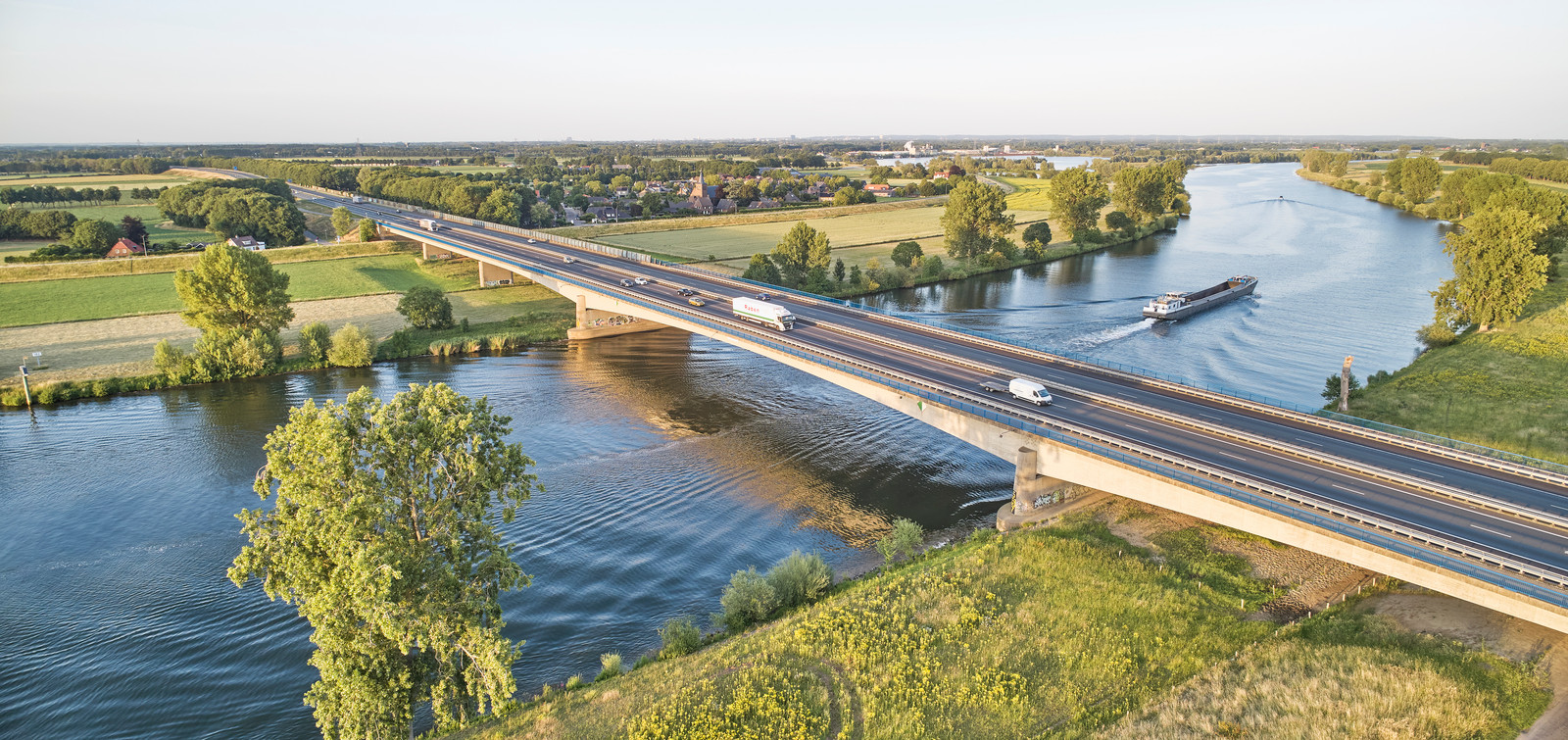 De A50-brug over de Maas bij Ravenstein maakt deel uit van het traject dat wordt aangepakt.