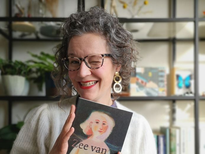 Merijntje met haar boek.