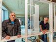 Ouders Theo Libregts (l) en Frank Vos in de woonvoorziening in aanbouw aan de Mozartsingel.