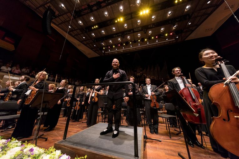 Yannick Nézet-Séguin bedankt het publiek na zijn afscheidsconcert als chef-dirigent. Beeld Guido Pijper