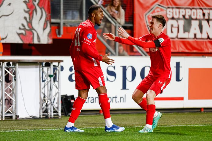 Myron Boadu (links) scoorde het tweede doelpunt van FC Twente.