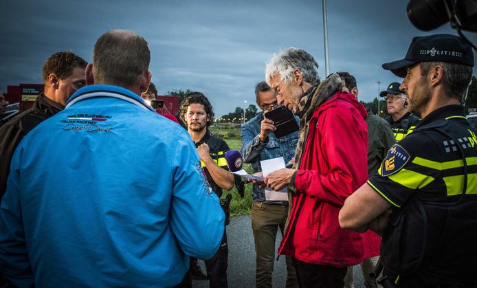 Johan Vollenbroek van de natuurorganisatie Mobilisation for the environment (MOB) praat met demonstrerende boeren.