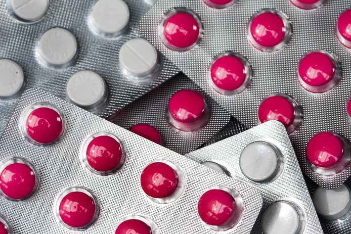 Apothekers adviseren coronapatiënten om bij koorts en keelpijn paracetamol te slikken en geen ibuprofen.