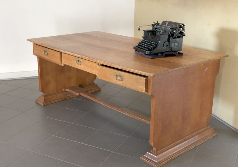 Het bureau, met een typemachine die de Duitse bezetter gebruikte. Beeld peter jager
